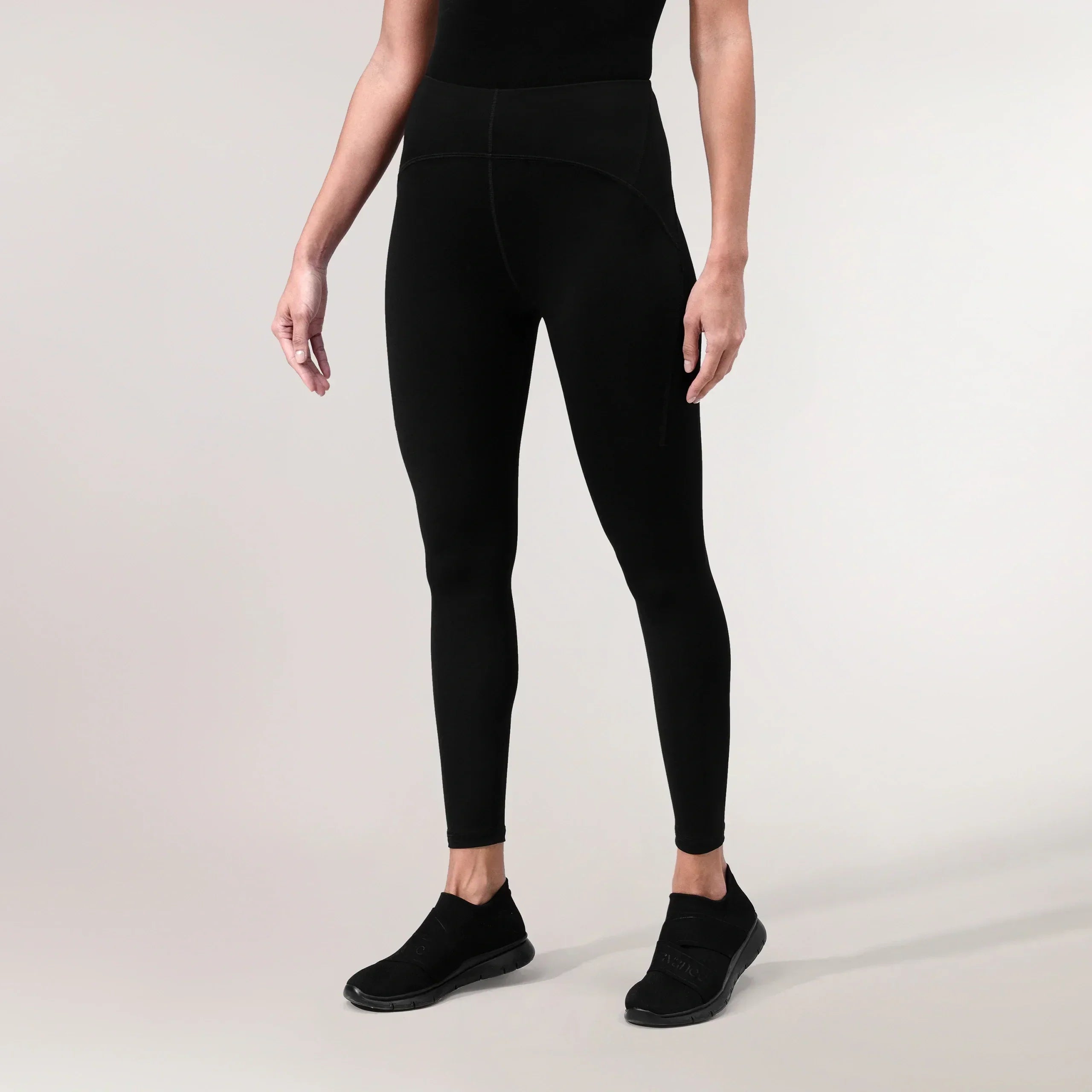 A model wearing a core black Freestyle legging - عارضة أزياء ترتدي ليقنز 