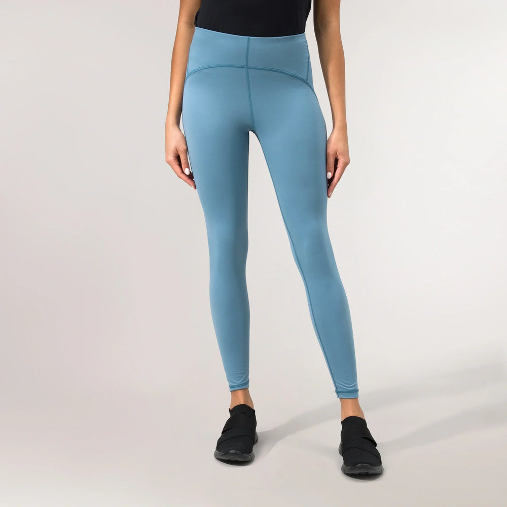 A model wearing core blue Freestyle leggings - عارضة أزياء ترتدي ليجينز"فري ستايل" باللون الأزرق