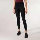 Black sculpting compression leggings with sleek silhouette & high waist - عارضة أزياء ترتدي ليقنز ضاغط أسود بخصر عالٍ وقصّة انسيابية