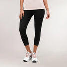 Black sculpting compression crop leggings with high waist & snug fit - عارضة أزياء ترتدي ليقنز قصير ضاغط باللون الأسود بخصر عالٍ وقصّة محكمة تنحت الجسم
