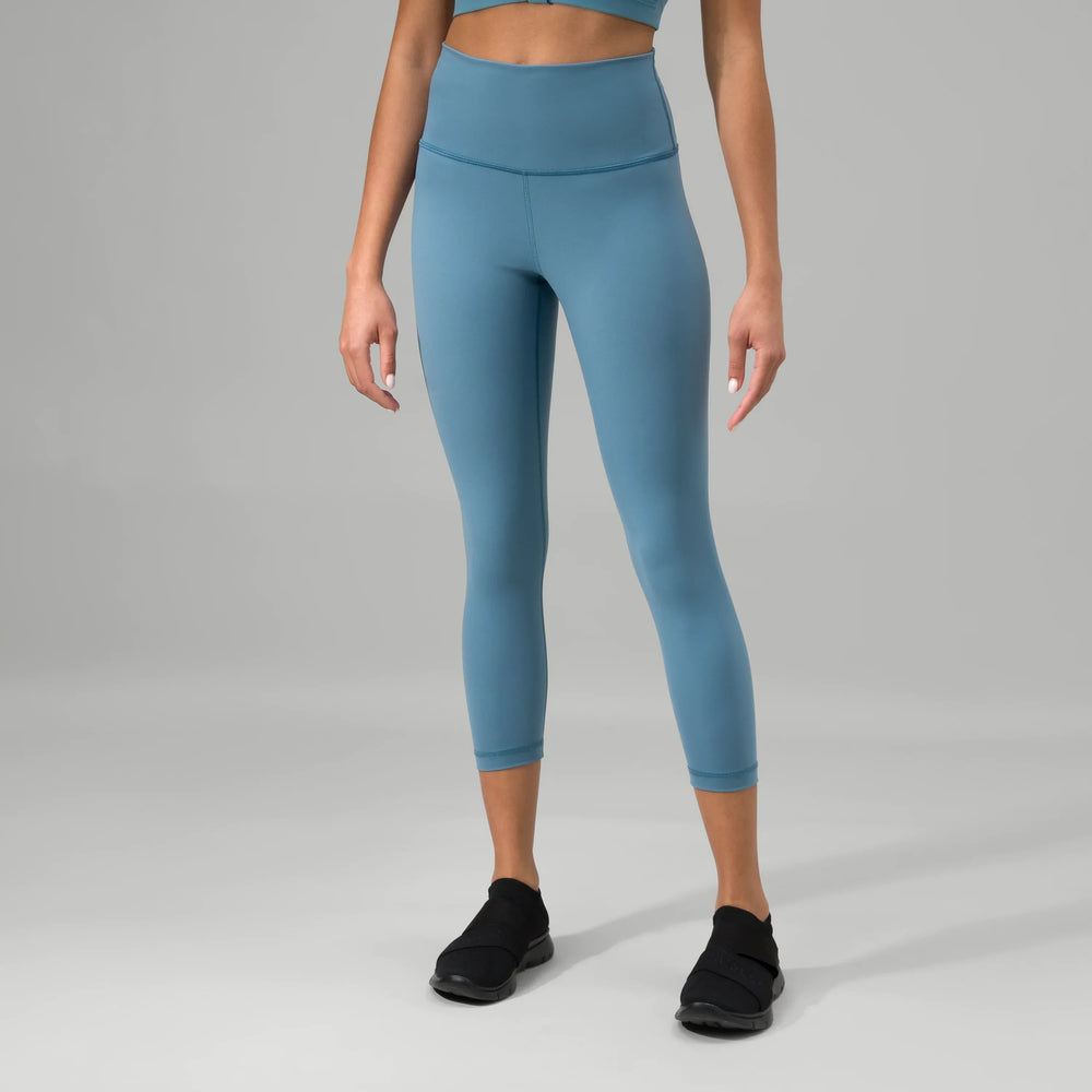Blue sculpting compression crop leggings with high-rise fit - عارضة أزياء ترتدي ليقنز ضاغط قصير أزرق بخصر عالٍ