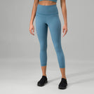 Blue sculpting compression crop leggings with high-rise fit - عارضة أزياء ترتدي ليقنز ضاغط قصير أزرق بخصر عالٍ