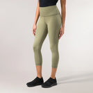 Musk green sculpting compression crop leggings - عارضة أزياء ترتدي ليقنز ضاغط قصير باللون الأخضر