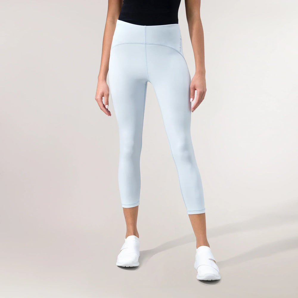 A model wearing Freestyle light blue cropped leggings - عارضة أزياء ترتدي ليقنز قصير باللون الأزرق الفاتح من تصميم "فري ستايل"