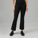 A model wearing a core black Freestyle jazz pants - عارضة أزياء ترتدي بنطلون "فري ستايل" باللون الأسود