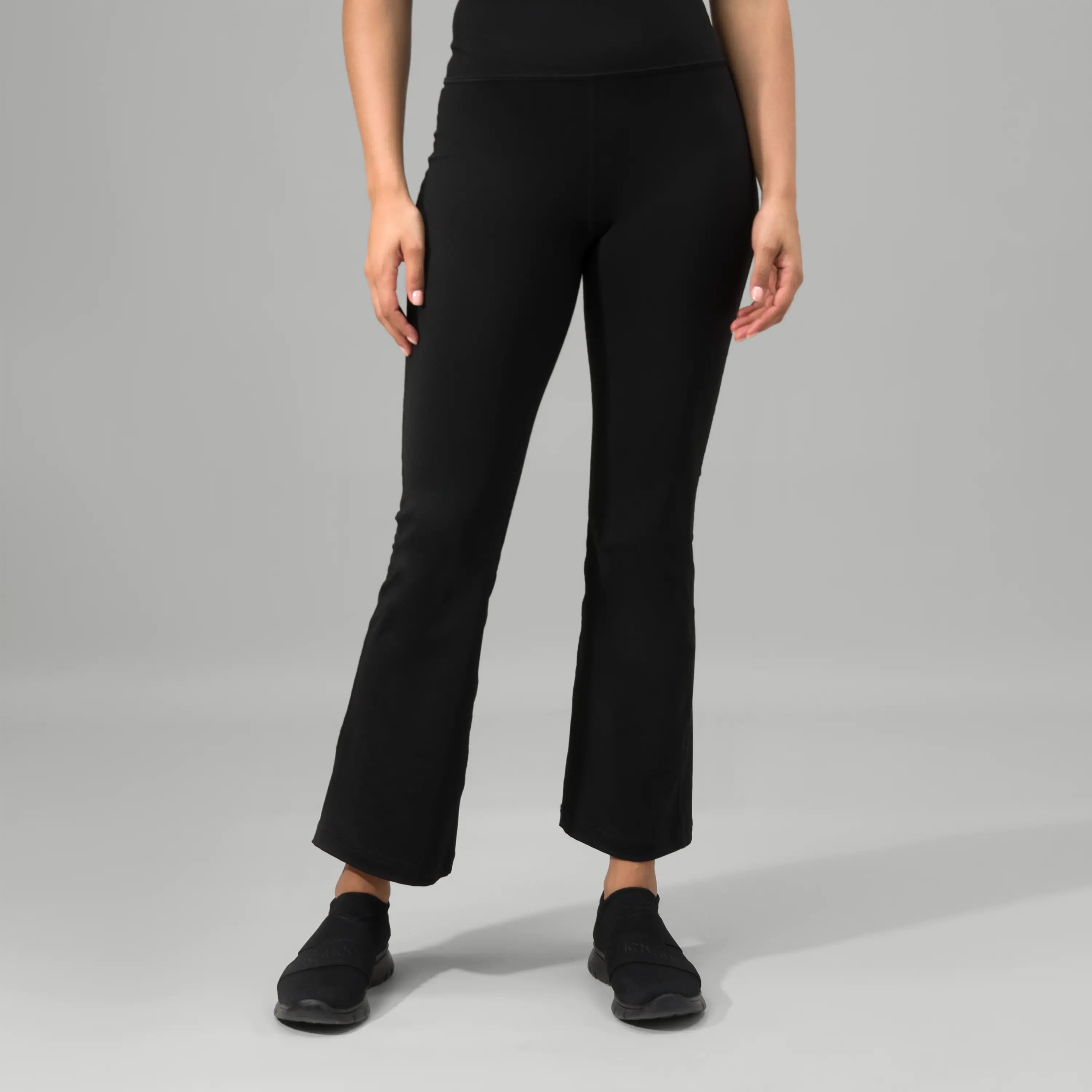 A model wearing a core black Freestyle jazz pants - عارضة أزياء ترتدي بنطلون "فري ستايل" باللون الأسود