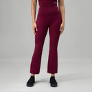 Grape red Freestyle Jazz pants with wide leg - عارضة أزياء ترتدي بنطال "فري ستايل جاز" باللون الأحمر العنابي وبقصّة واسعة