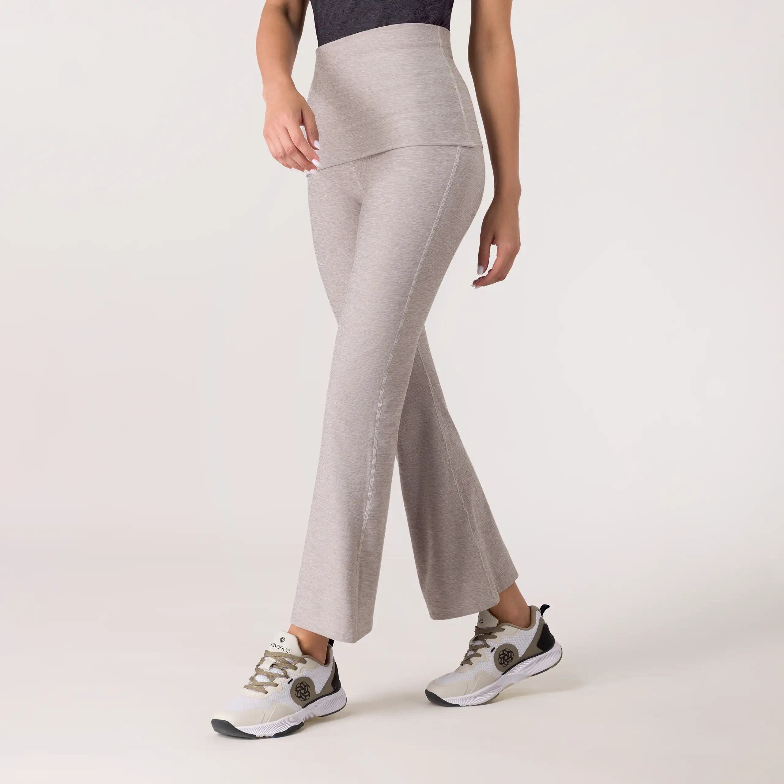 A model wearing grey rhythm flared leggings from the Kayanee Dance Fit (KDF) collection - عارضة أزياء ترتدي بنطال ليقنز رمادي من مجموعة كياني دانس فيت