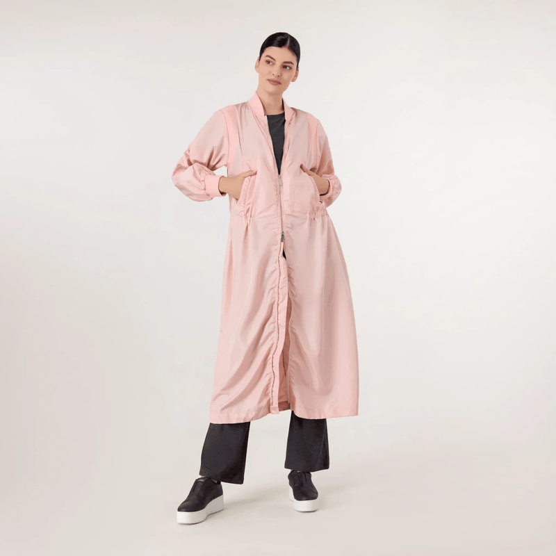 A model wearing seasonal pink bomber parka with pockets - عارضة أزياء ترتدي سترة وردية اللون مزودة بجيوب وسحاب