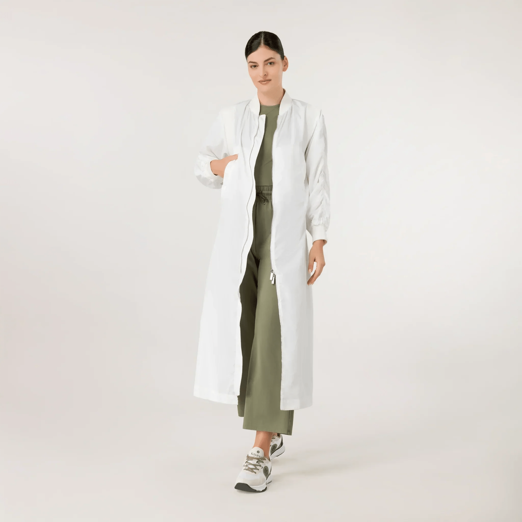 White bomber parka with boxy fit and zip front - جاكيت بومبر أبيض بقصّة مربعة وسحّاب أمامي