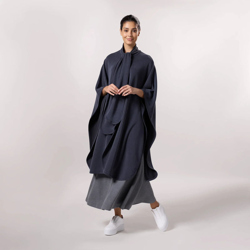 A model wearing trendy seasonal black soft cape from Kayanee - عارضة أزياء ترتدي عباءة عصرية ناعمة من كياني باللون الأسود