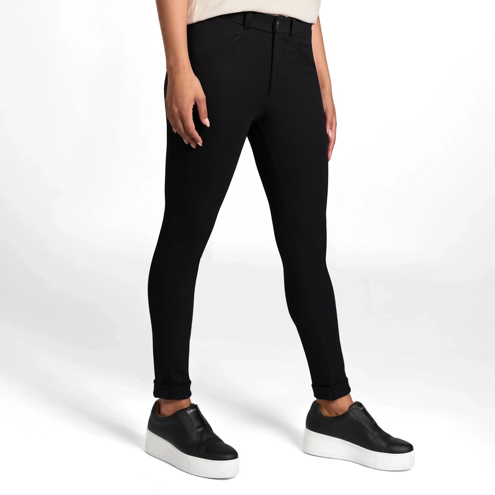 A model wearing a black riding trousers with tailored fit - عارضة أزياء ترتدي بنطال ركوب أسود بقصّة مصممة