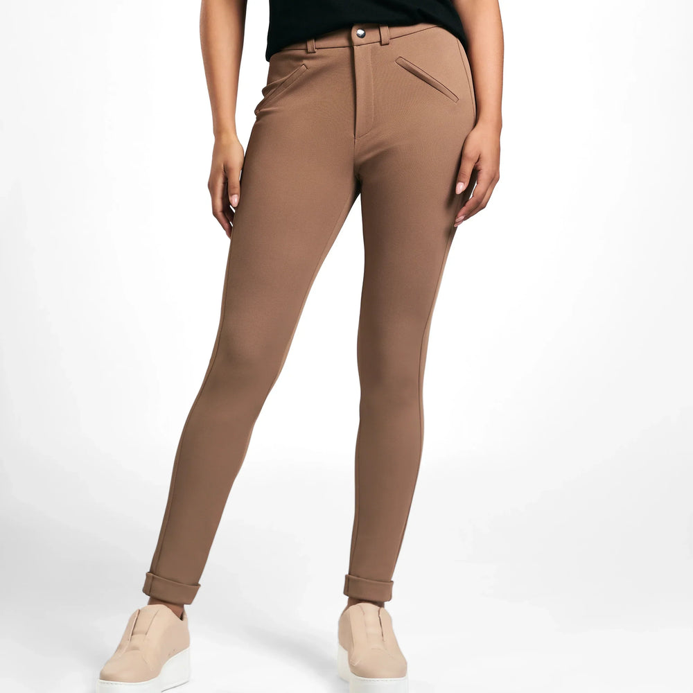 A model wearing a seasonal brown riding trouser with side pockets - عارضة ترتدي بنطال ركوب الخيل مع جيوب جانبية باللون البني