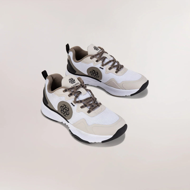 Rainforest Pivot Dance sneakers with cushioned sole & performance fit - عارضة أزياء ترتدي حذاء "بيفوت دانس" بلون رينفورست بنعل مبطّن وتصميم مناسب للأداء