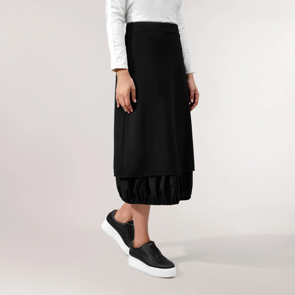 Black straight skirt with puff hem & clean structure - تنورة سوداء مستقيمة بحافة منتفخة وتصميم أنيق