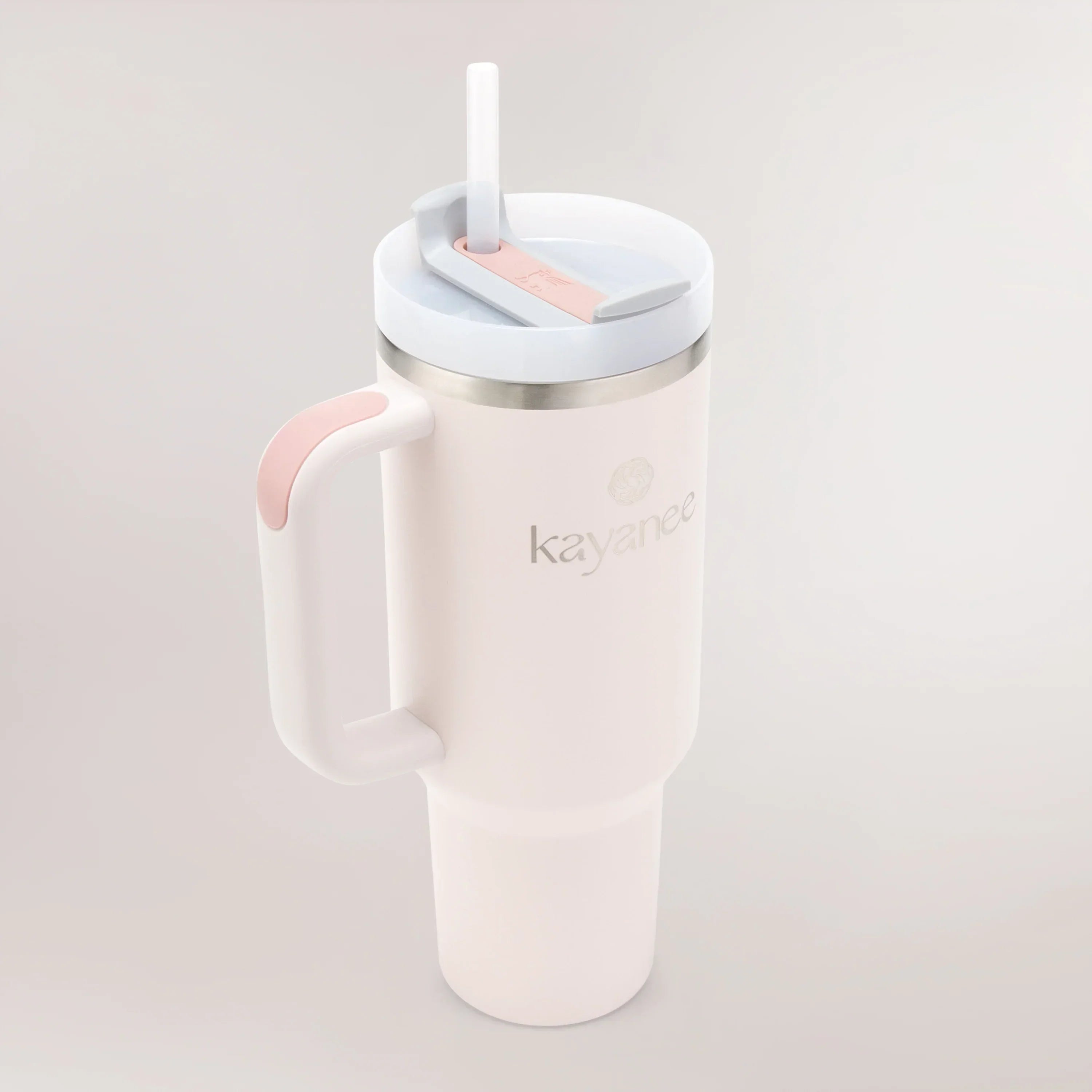 Light pink Kayanee x Stanley Quencher with branded lid & handle - كوب "كوينشر" من تعاون كياني × ستانلي باللون الوردي الفاتح مع غطاء ومقبض يحملان الشعار