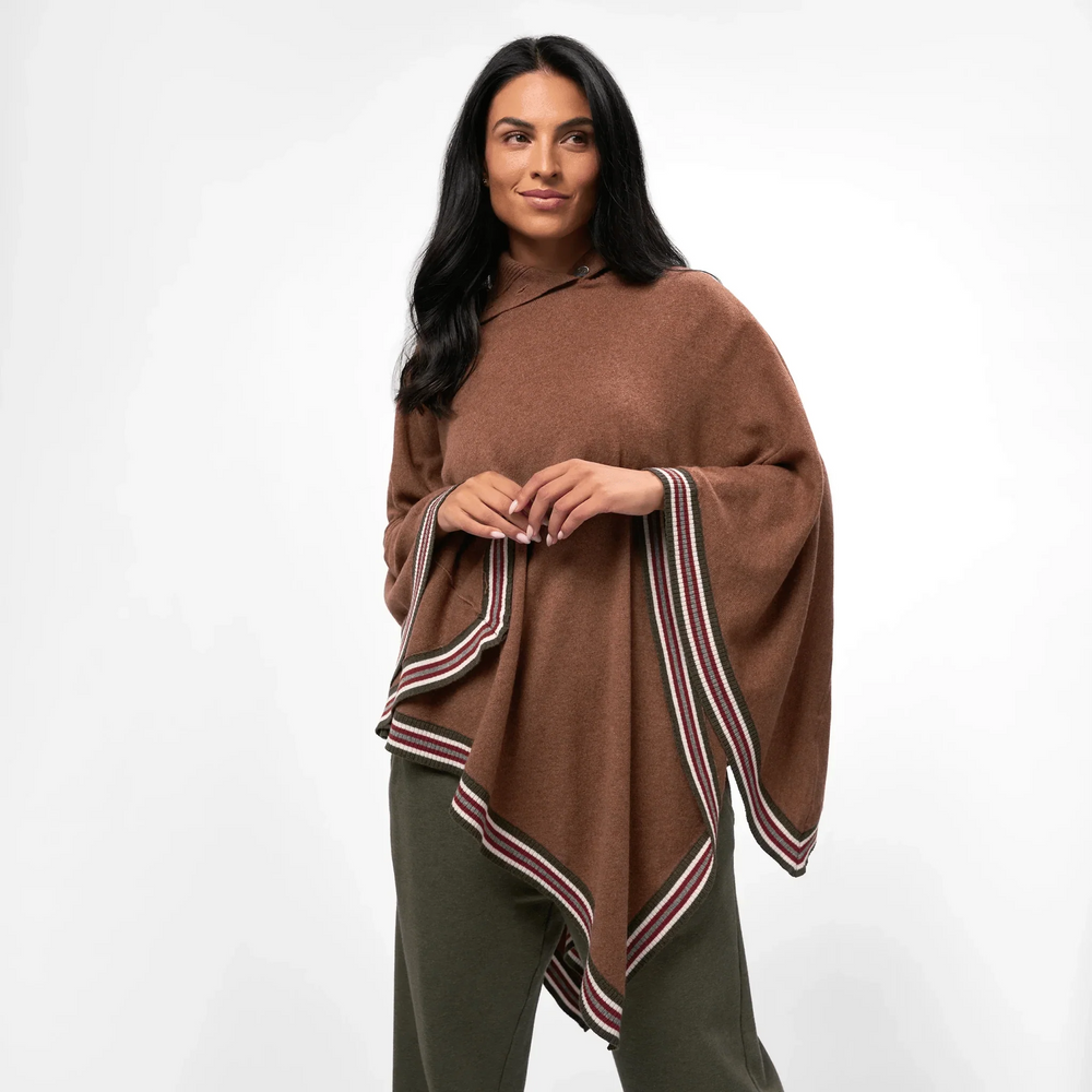 Hazelnut-toned cashmere poncho with relaxed drape - بونشو كشمير باللون بندقي يتميز بانسيابية مريحة