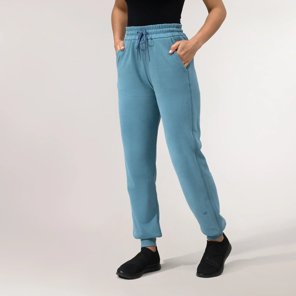 Blue jogger pants with elastic waist and relaxed fit - بنطال رياضي أزرق بخصر مطاطي وقصة مريحة
