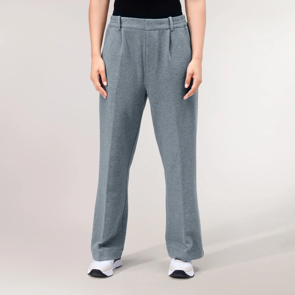 A model wearing a seasonal grey melange flare track pants - عارضة أزياء ترتدي بنطال رياضي واسع باللون الرمادي الميلانج