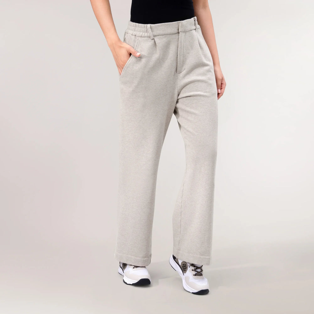 Oatmeal melange flare track pants with wide leg & relaxed shape - عارضة أزياء ترتدي بنطال رياضي واسع بلون الشوفان الممزوج وقصّة مريحة