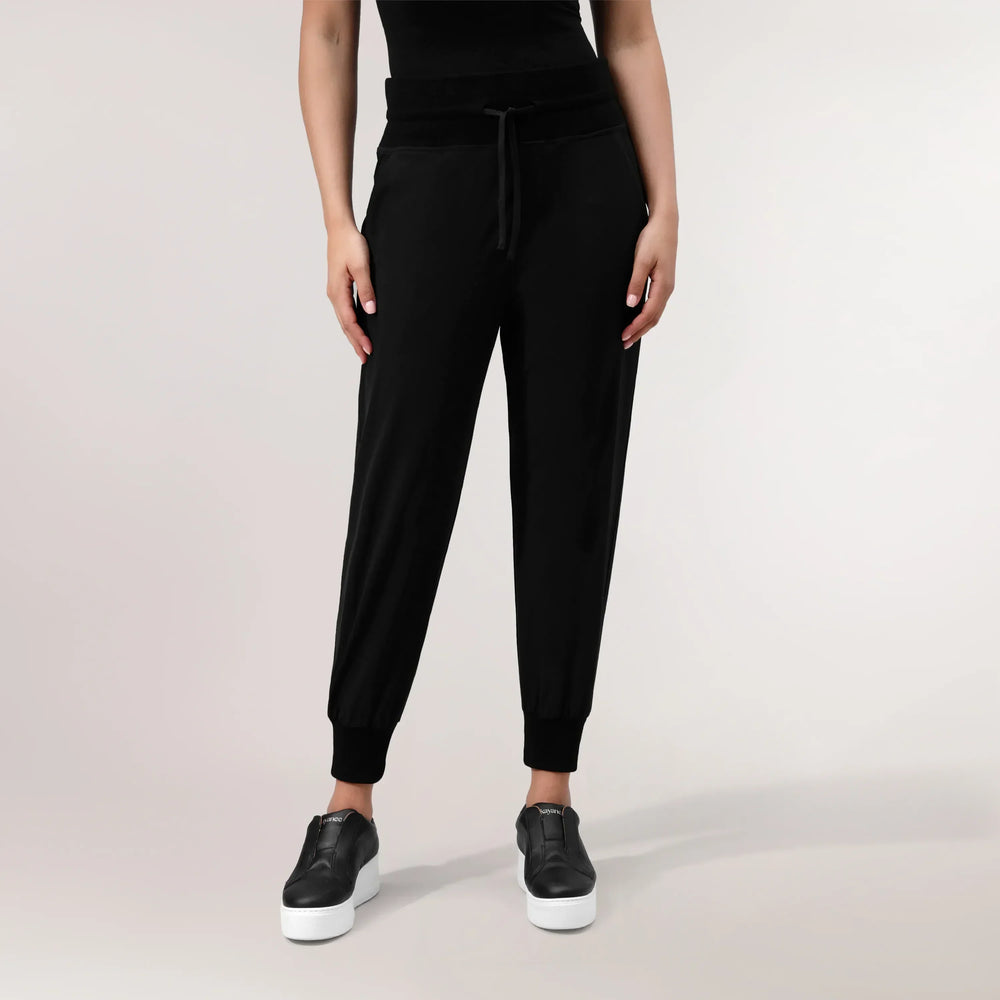 A model wearing cargo jogger pants in black color - عارضة أزياء ترتدي بنطال جوجر كارغو باللون الأسود