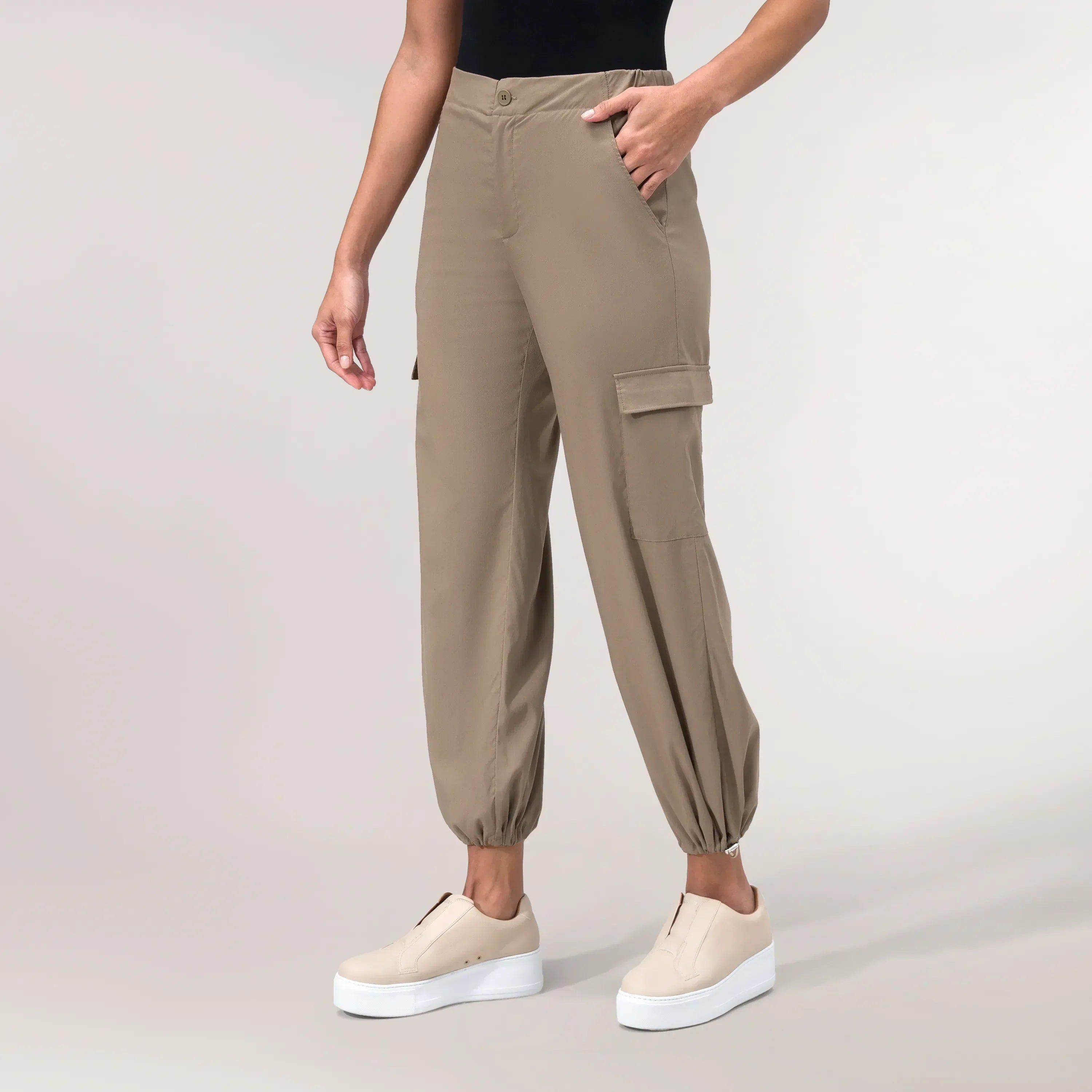 Sand colored cargo pants with flap pockets & tapered fit - بنطال كارغو باللون رملي بجيوب بغطاء وقصّة ضيقة عند الساقين