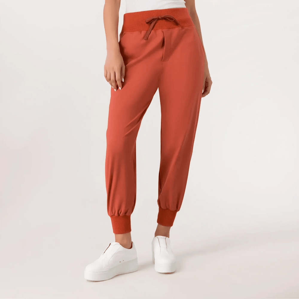 Brick color jogger pants with cargo pockets & elastic cuffs - بنطال جوجر باللون الطوبي مزوّد بجيوب كارغو وأساور مطاطية عند الكاحل