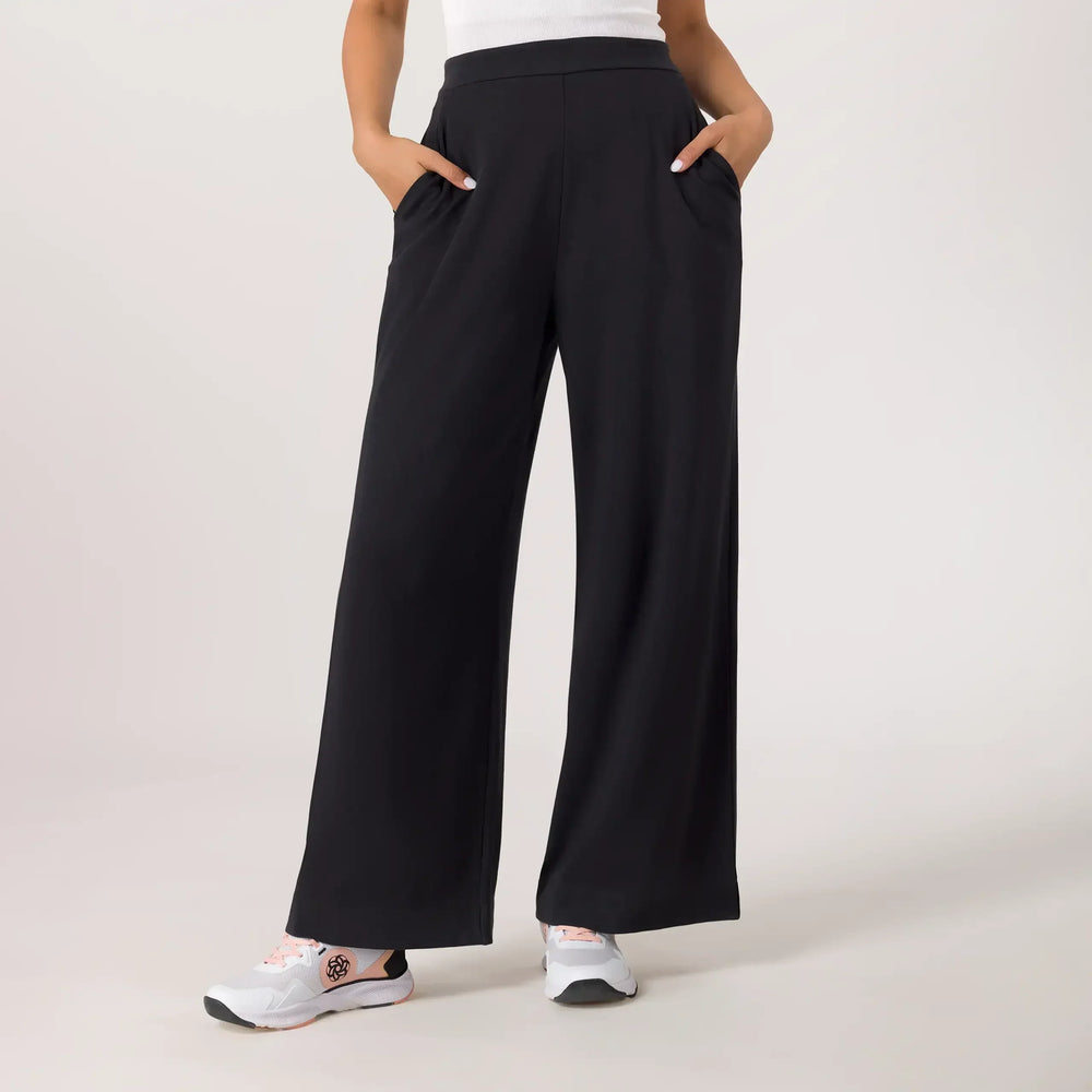 Front view of jersey Palazzo black pants - منظر أمامي لبنطال بالازو من الجيرسي الأسود