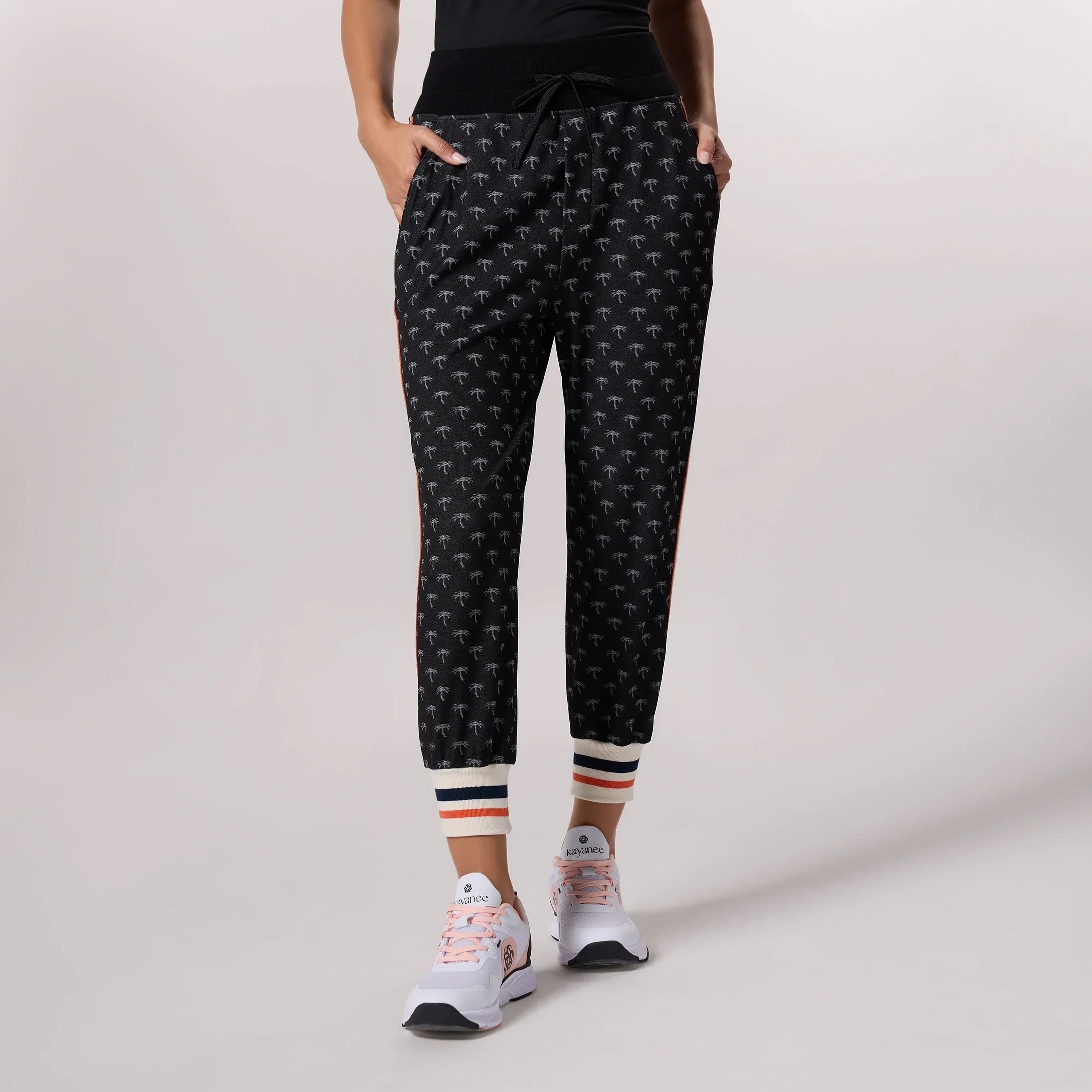 Kayanee's jacquard printed cuffed pants - بنطال كياني بأساور مطاطية ونقوشات جاكارد