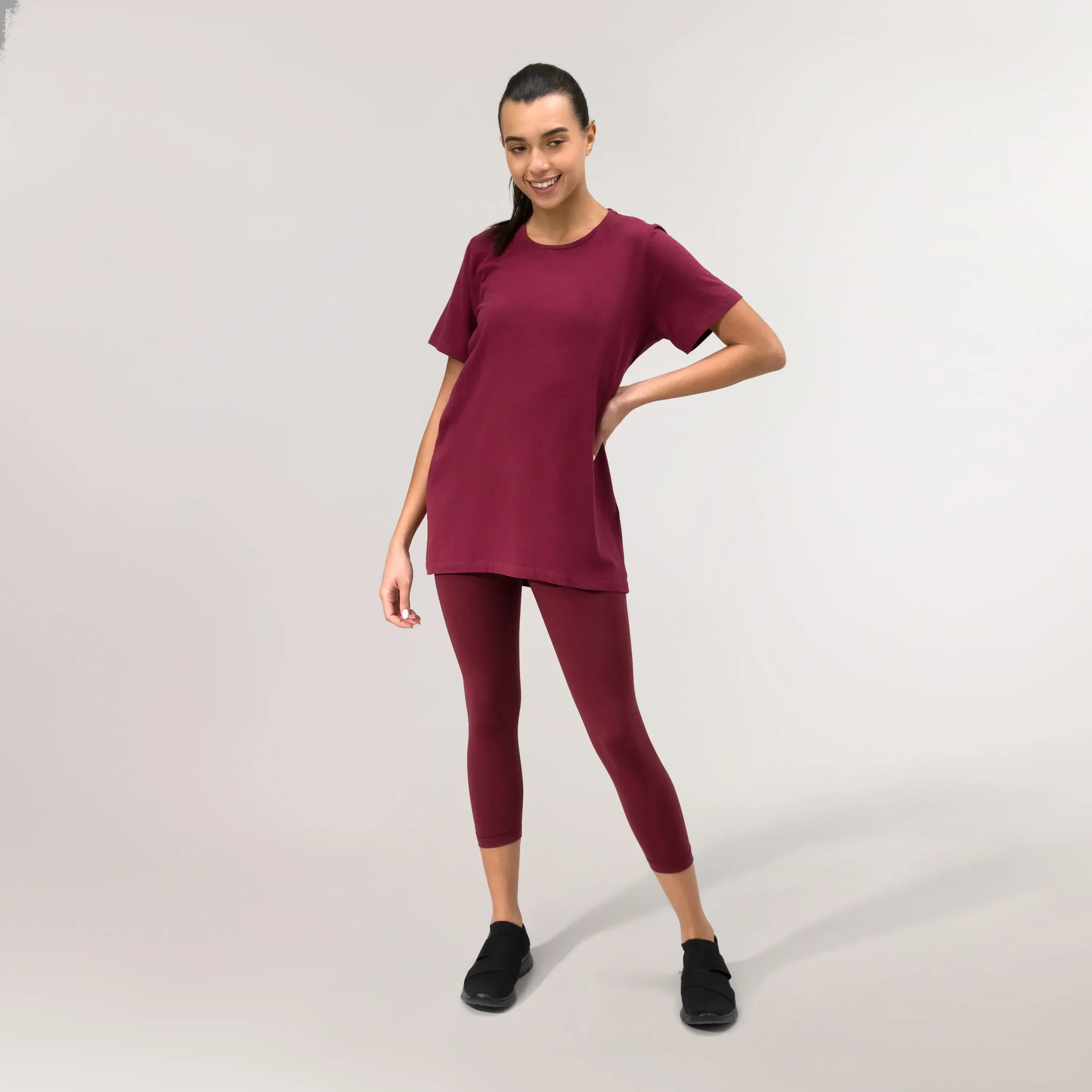 A model wearing a core grape red sports "Easybend" tee - عارضة أزياء ترتدي تيشيرت "إيزي بند" رياضي باللون الاحمر العنابي