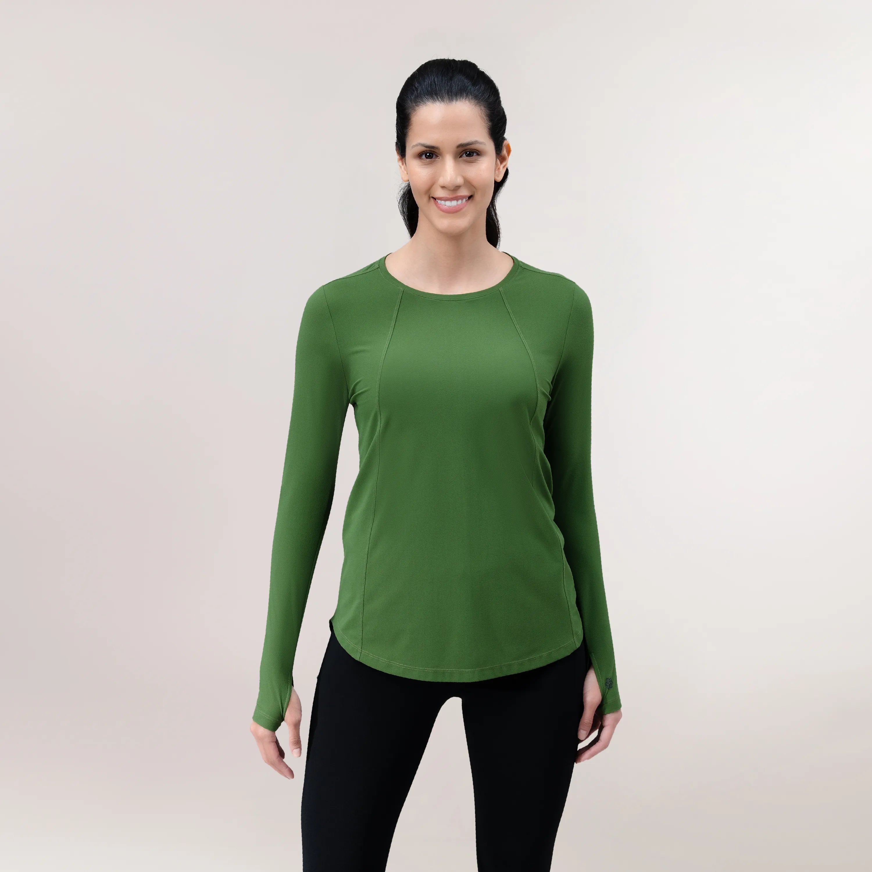 A model in a dark green Twirl top with long sleeves over black leggings - عارضة أزياء ترتدي بلوزة 