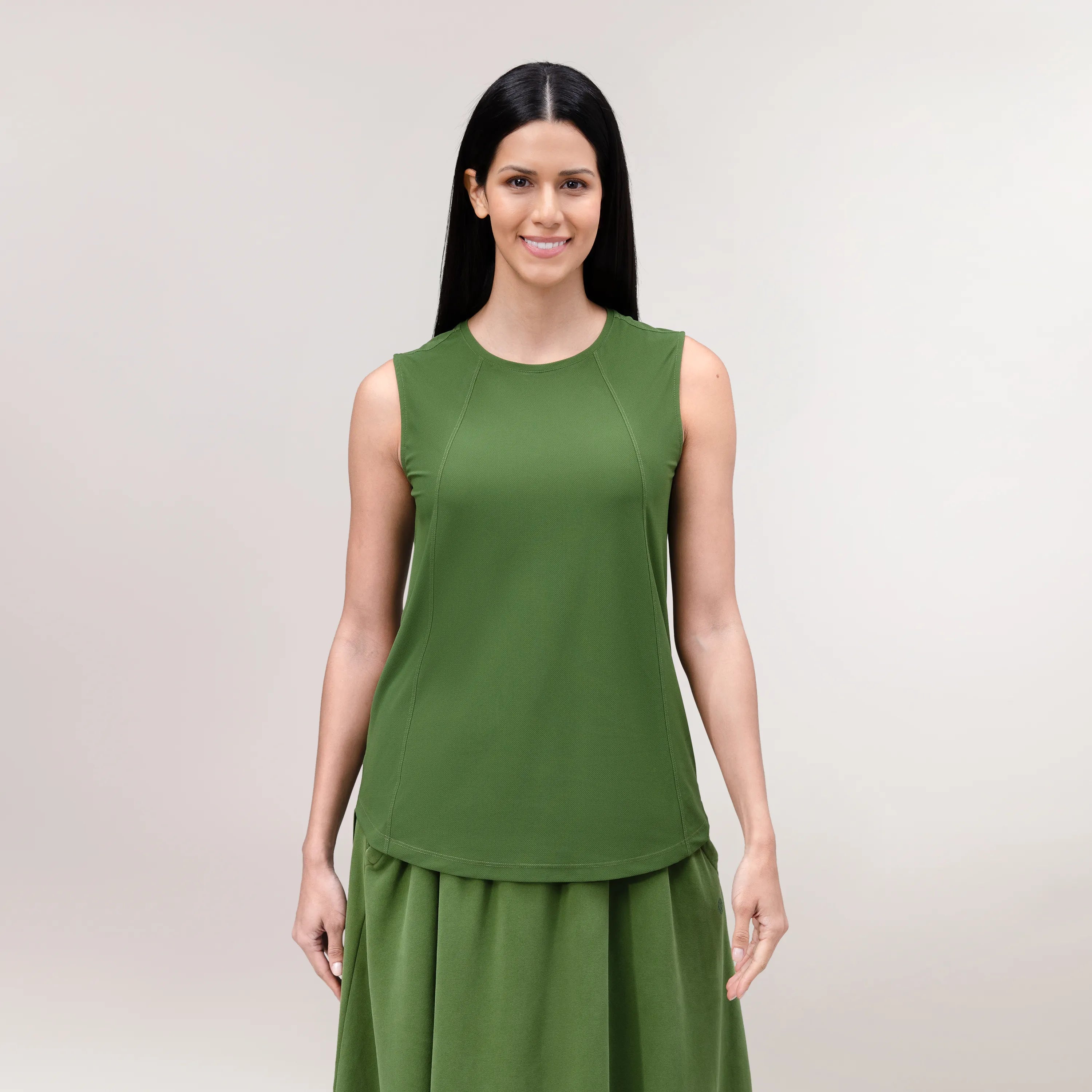 Dark musk green Twril sleeveless top with soft fabric - بلوزة "تويرل" بدون أكمام باللون الأخضر الداكن مع قماش ناعم