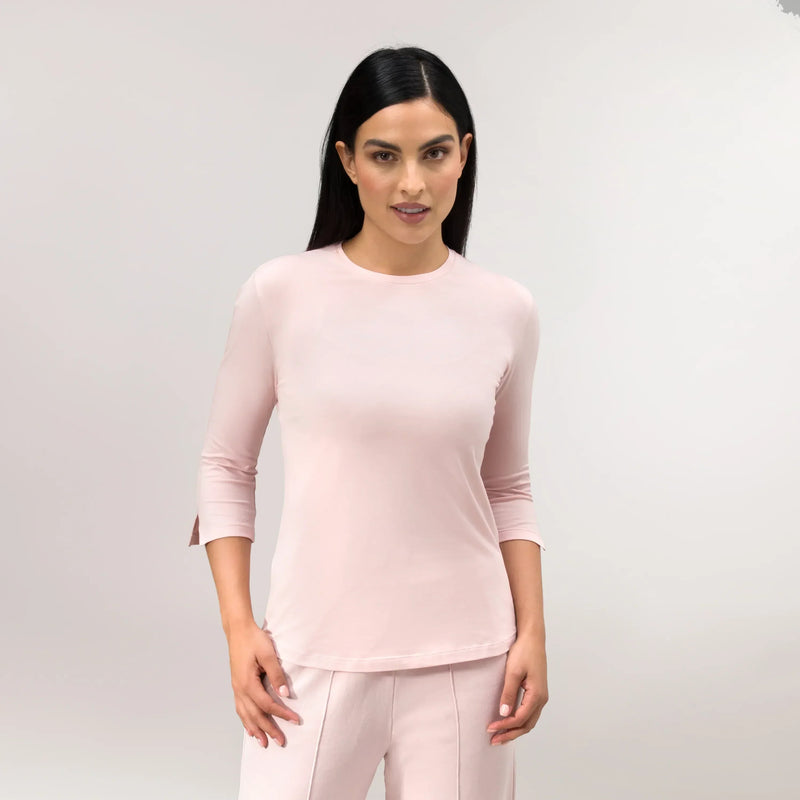 A model wearing a core light pink "Easybend" top - عارضة أزياء ترتدي توب "إيزي بند" باللون الوردي الفاتح