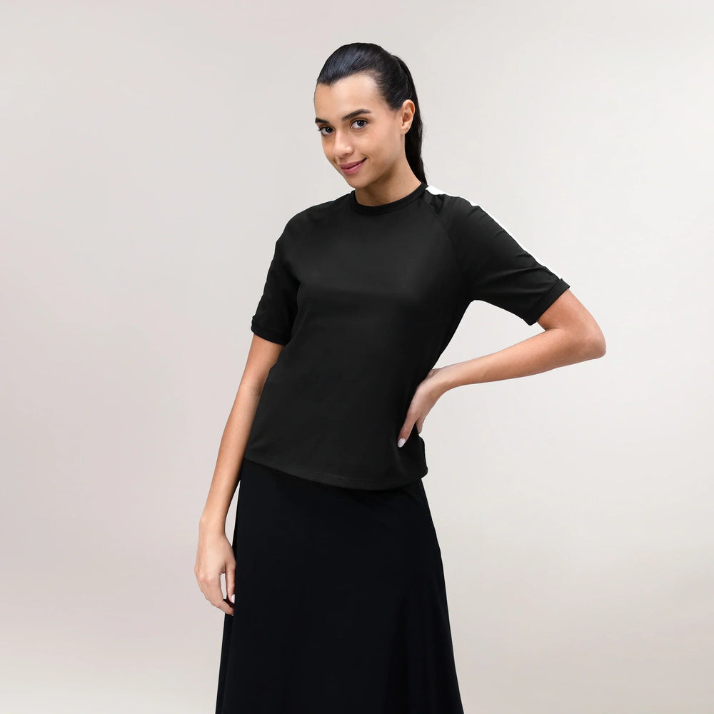 A model wearing seasonal black short sleeve tee - عارضة أزياء ترتدي تيشيرت أسود قصير الأكمام
