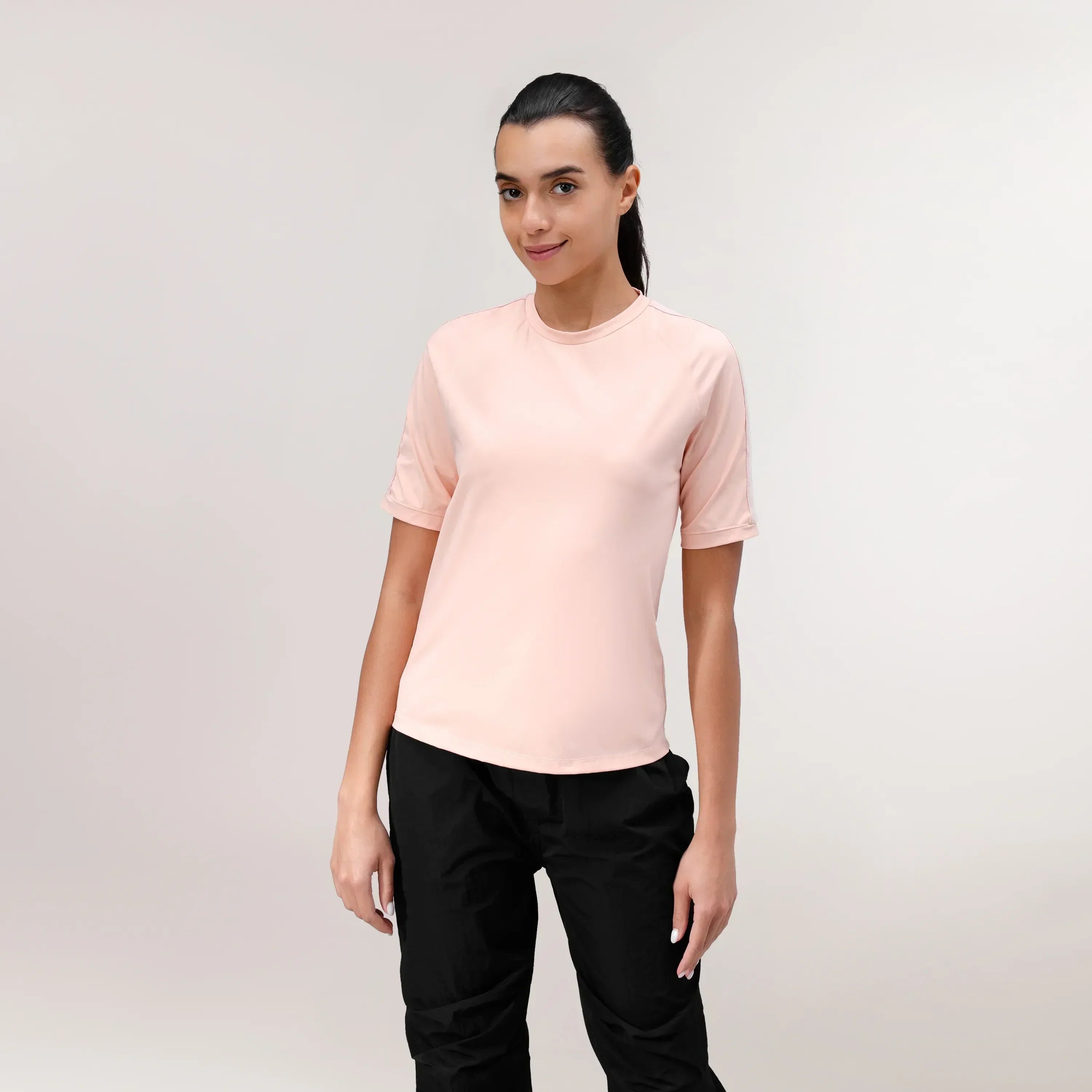 A model wearing pink short sleeve tee with relaxed fit - عارضة أزياء ترتدي تيشيرت وردي بأكمام قصيرة وقصّة مريحة