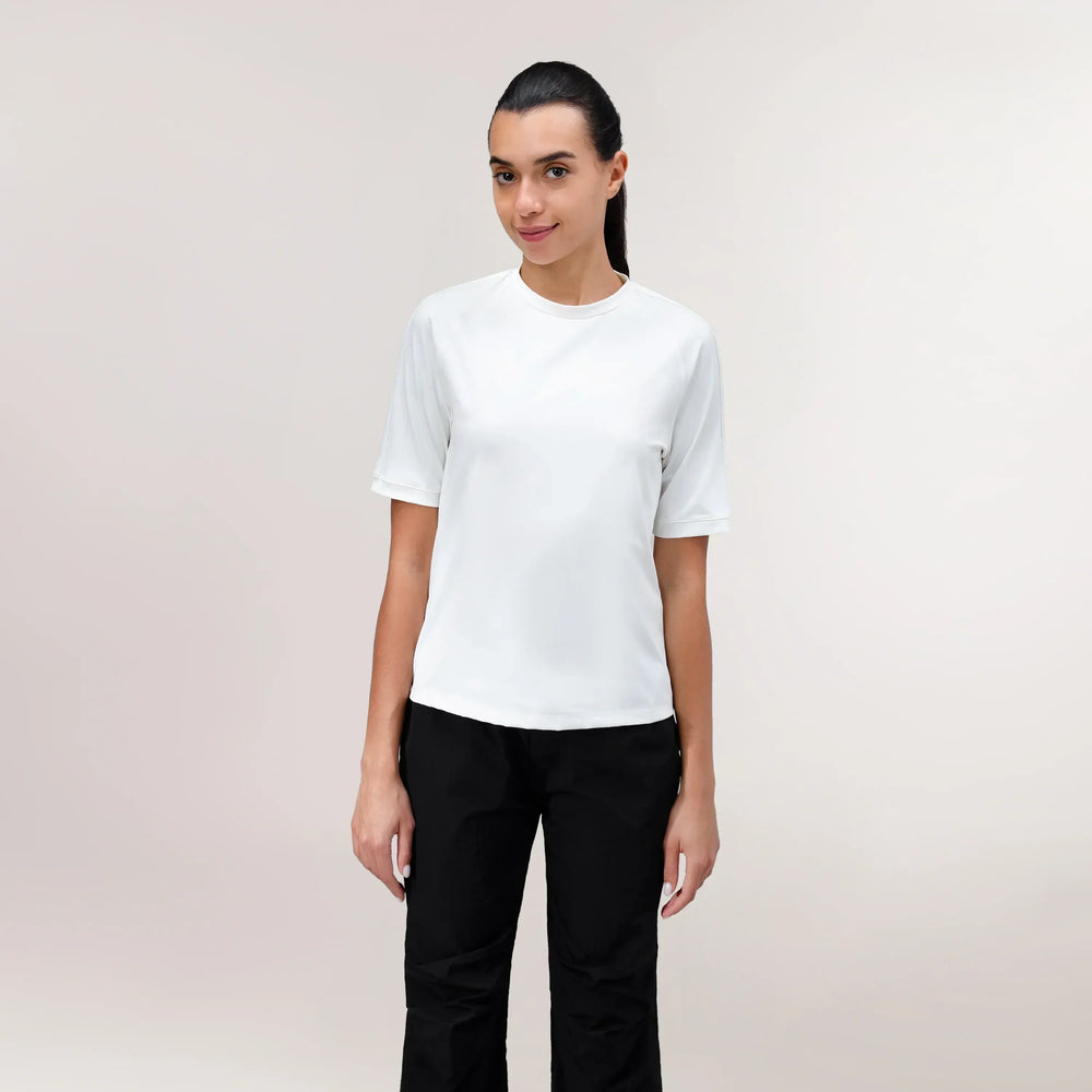 White short sleeve tee with classic relaxed fit - تي شيرت أبيض بأكمام قصيرة وقصة كلاسيكية مريحة