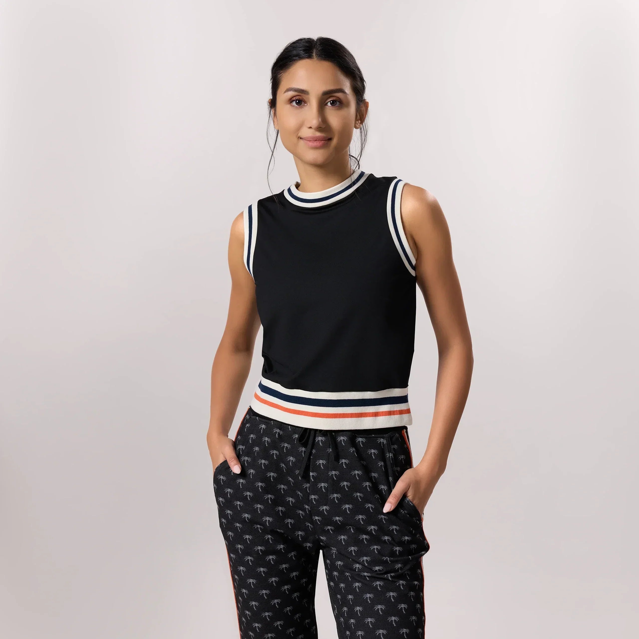 Black sleeveless comfort top with soft fabric - بلوزة مريحة بدون أكمام باللون الأسود مع قماش ناعم