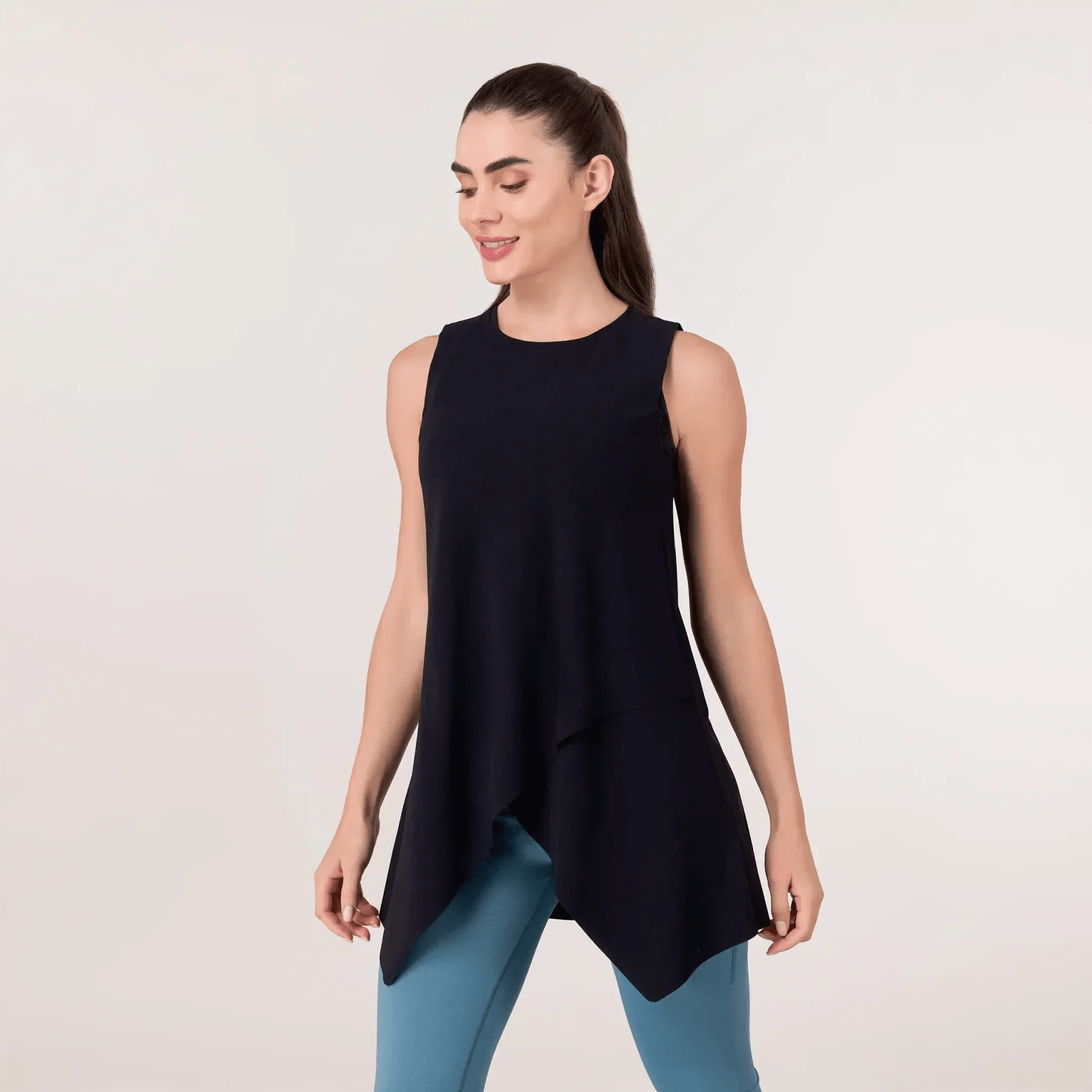 A model wearing a core black Twirl Studio top - عارضة أزياء ترتدي بلوزة 
