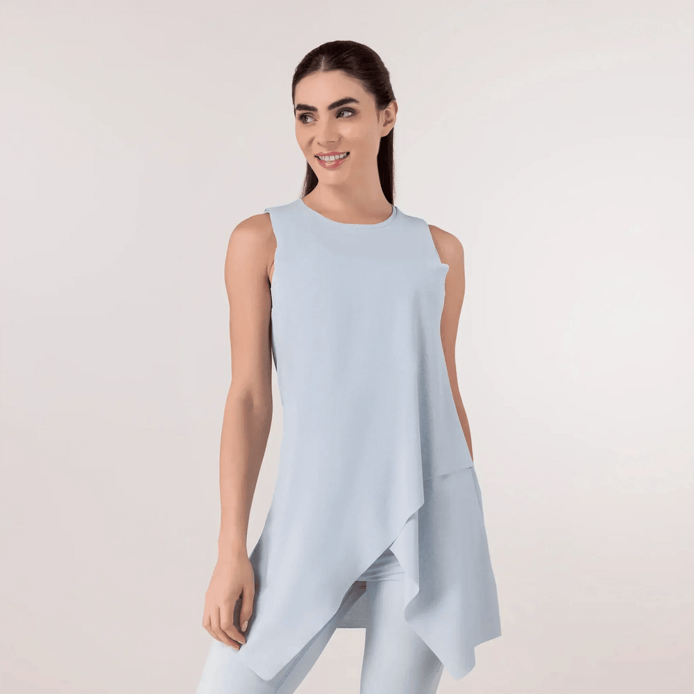 A model wearing a core light blue Twirl Studio top - عارضة أزياء ترتدي توب "تويرل استوديو" دائرية باللون الأزرق الفاتح