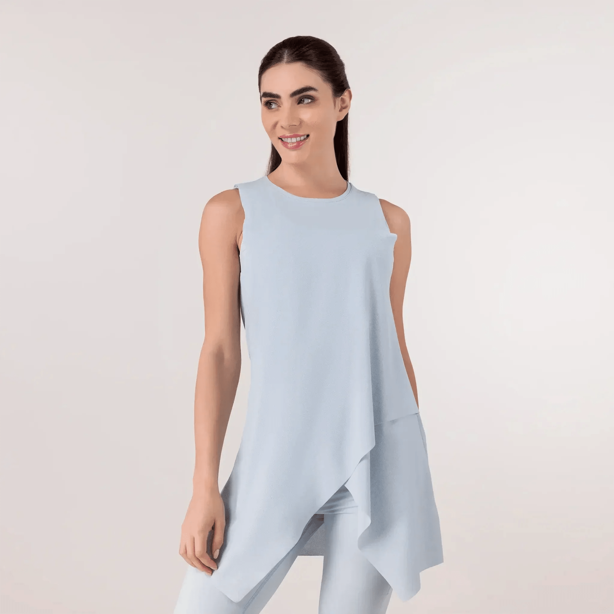 A model wearing a core light blue Twirl Studio top - عارضة أزياء ترتدي توب 