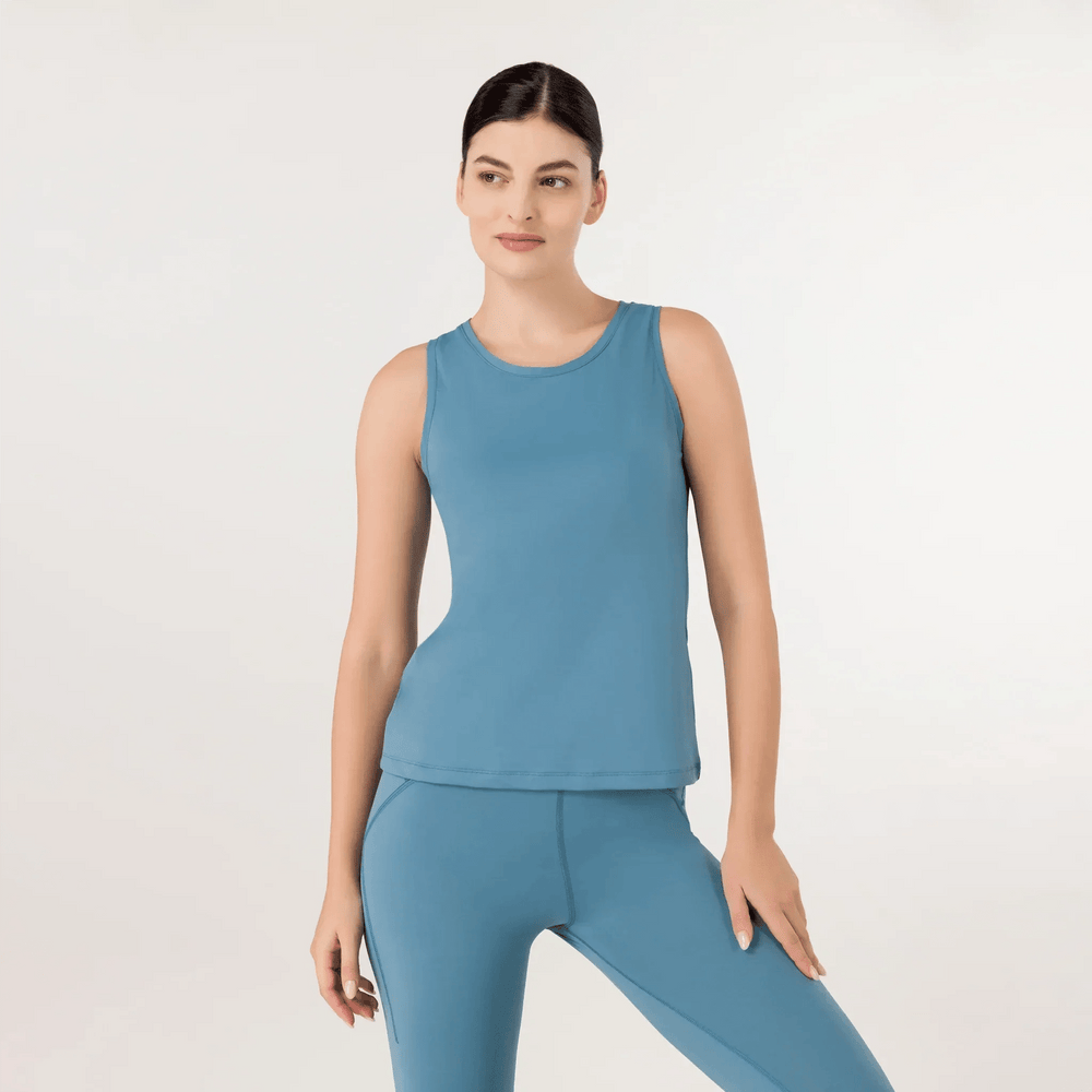 Blue Freestyle tank top with scoop neck & soft, stretch fabric - عارضة أزياء ترتدي توب "فري ستايل" أزرق بياقة دائرية وقماش مطاطي ناعم