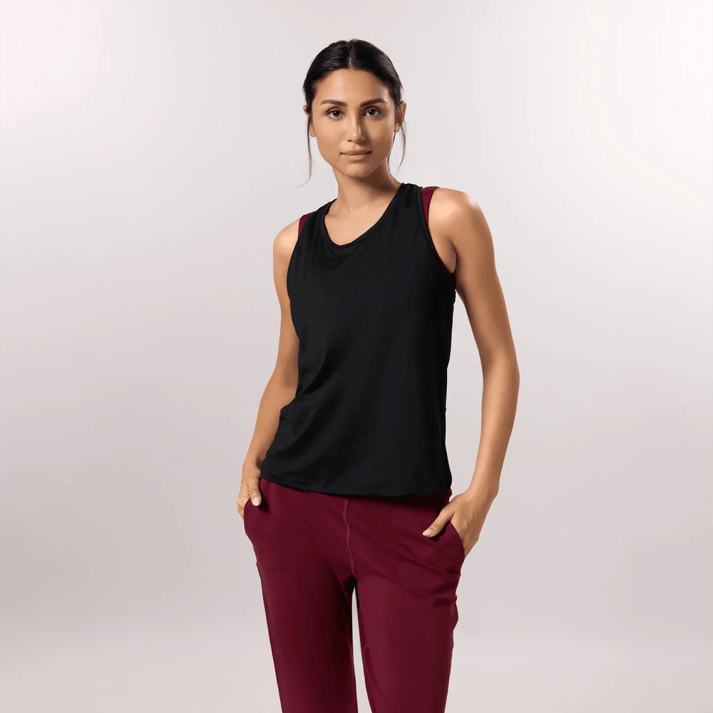 A model wearing a core black Freestyle active racerback top  - عارضة أزياء ترتدي بلوزة سوداء رياضية "فري ستايل"