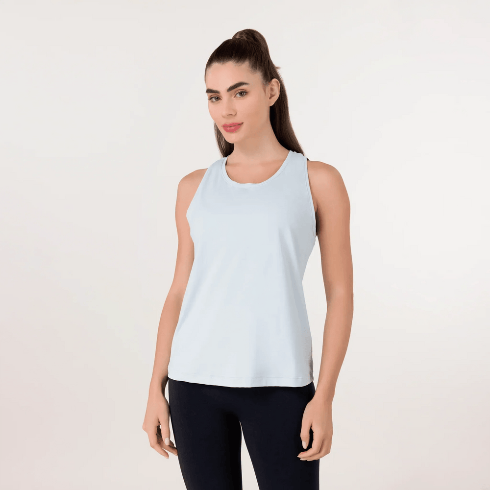 A model wearing a Freestyle light blue racerback active top - عارضة أزياء ترتدي توب رياضي بظهر سباق من تصميم "فري ستايل" باللون الأزرق الفاتح