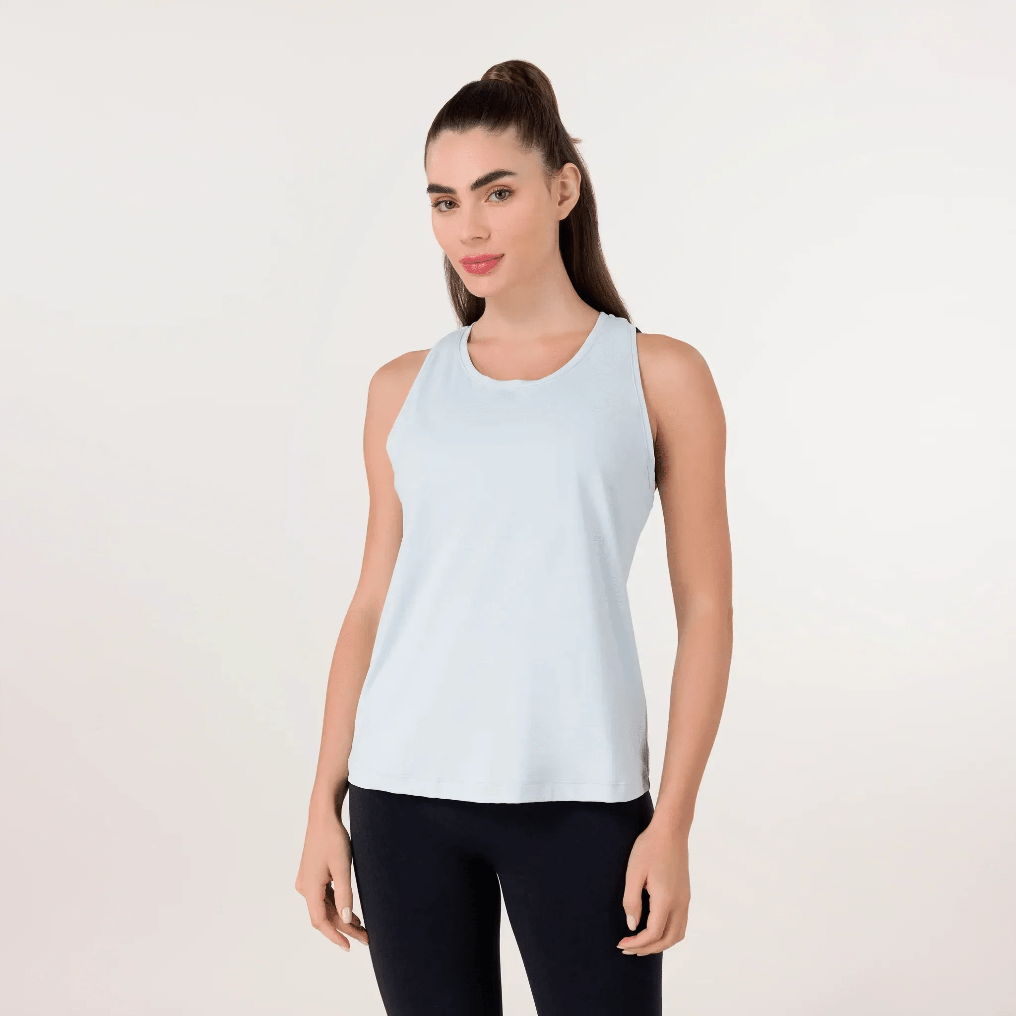 A model wearing a Freestyle light blue racerback active top - عارضة أزياء ترتدي توب رياضي بظهر سباق من تصميم 