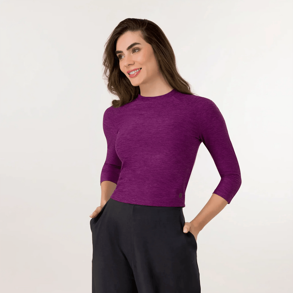 A model in purple cropped top & black pants from the Kayanee Dance Fit (KDF) collection - عارضة أزياء ترتدي بلوزة قصيرة باللون الأرجواني مع بنطلون أسود من مجموعة كياني دانس فيت