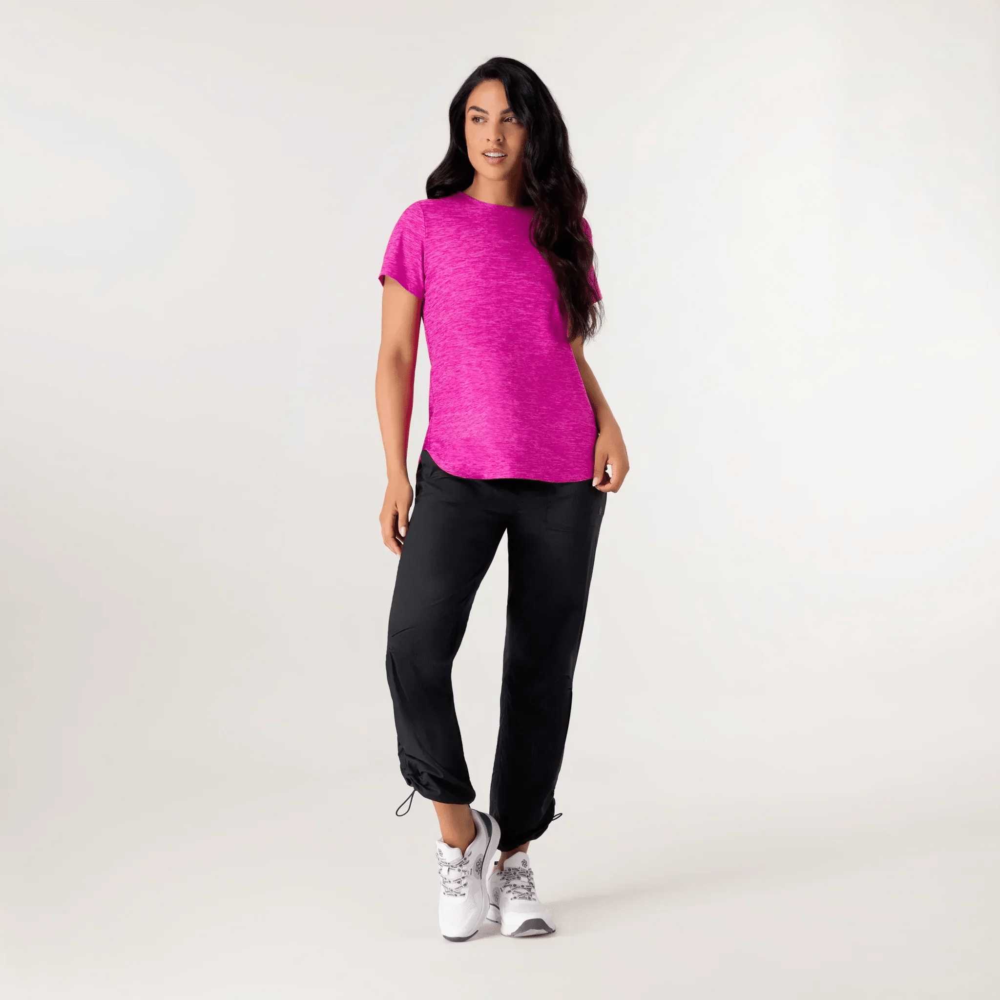 A model wearing violet Inner Beat dance t-shirt from the Kayanee Dance Fit (KDF) collection - عارضة أزياء ترتدي تيشيرت إنر بيت البنفسجي من مجموعة كياني دانس فيت
