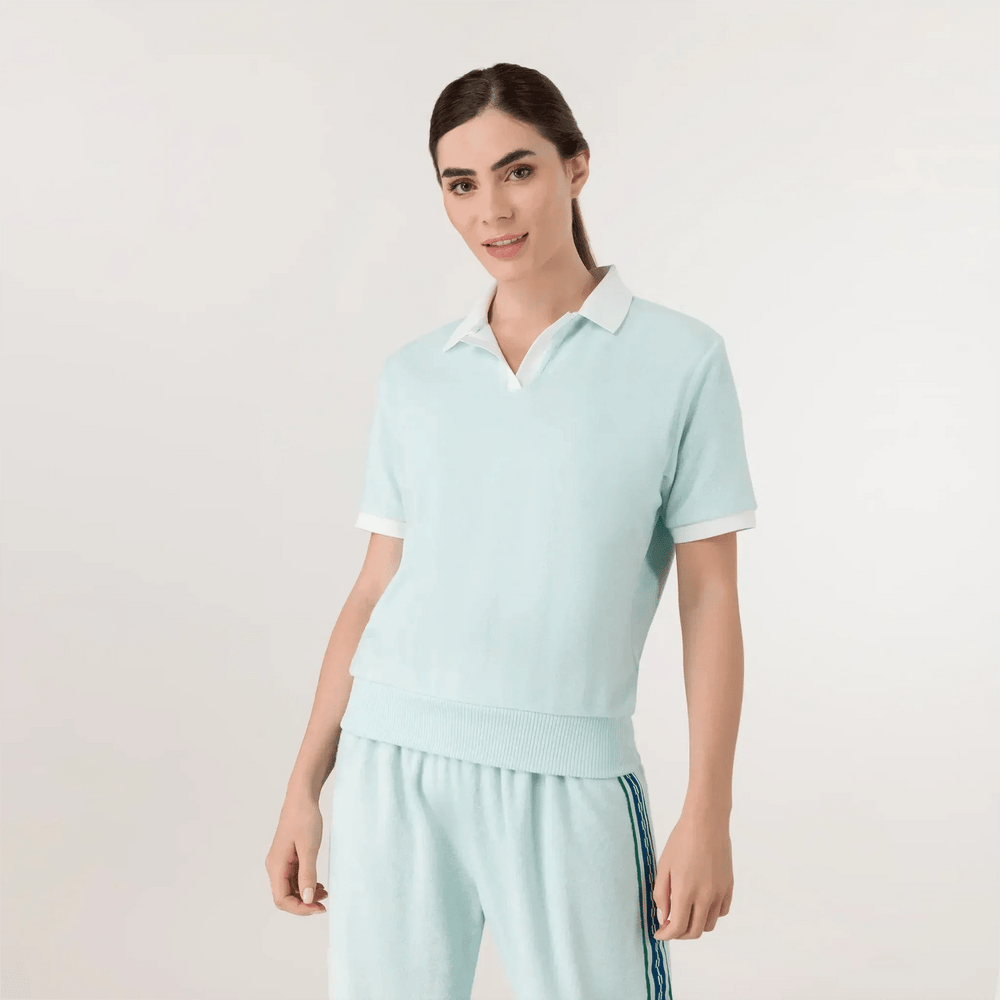 A model wearing a seasonal light blue velour polo tee - عارضة أزياء ترتدي تيشيرت بولو باللون الأزرق الفاتح 