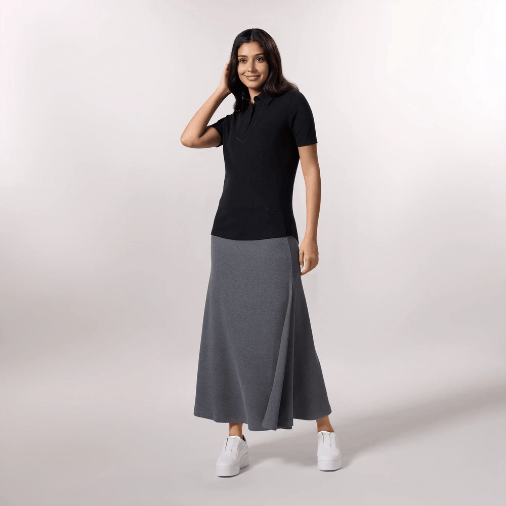 Black polo top with short sleeves & button-up collar - عارضة أزياء ترتدي توب بولو أسود بأكمام قصيرة وياقة بأزرار